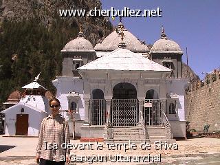 légende: Isa devant le temple de Shiva a Gangotri Uttaranchal
qualityCode=raw
sizeCode=half

Données de l'image originale:
Taille originale: 172398 bytes
Temps d'exposition: 1/600 s
Diaph: f/800/100
Heure de prise de vue: 2002:05:10 10:42:19
Flash: oui
Focale: 42/10 mm
